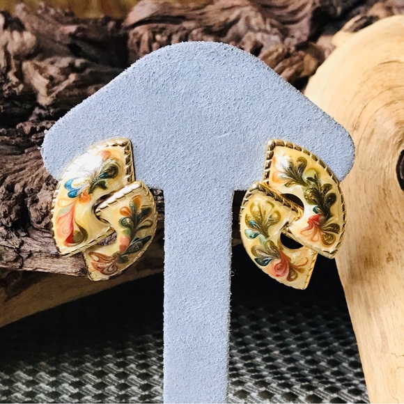 Vintage 80’s Gold Tone Cream And Green Enameled Artsy Post 1.5 in Earrings - Picture 14 of 16